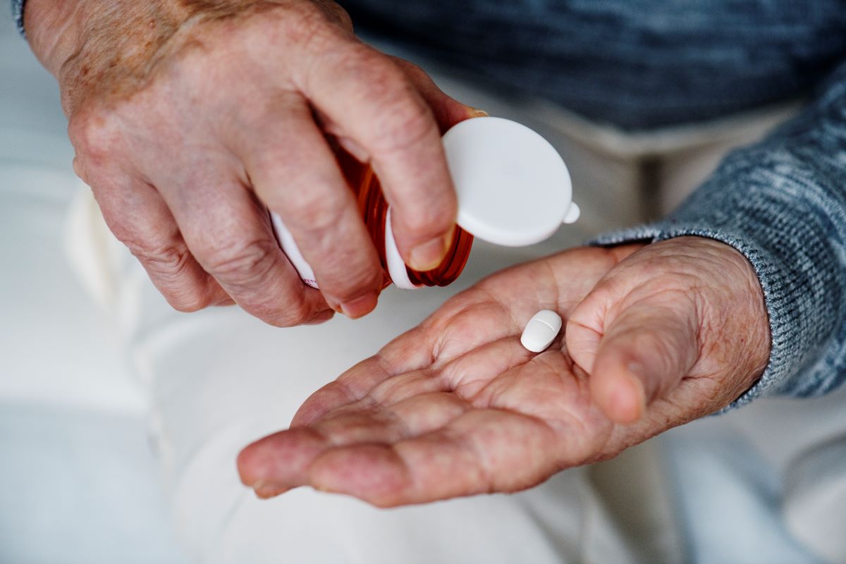 elderly-woman-taking-medicine