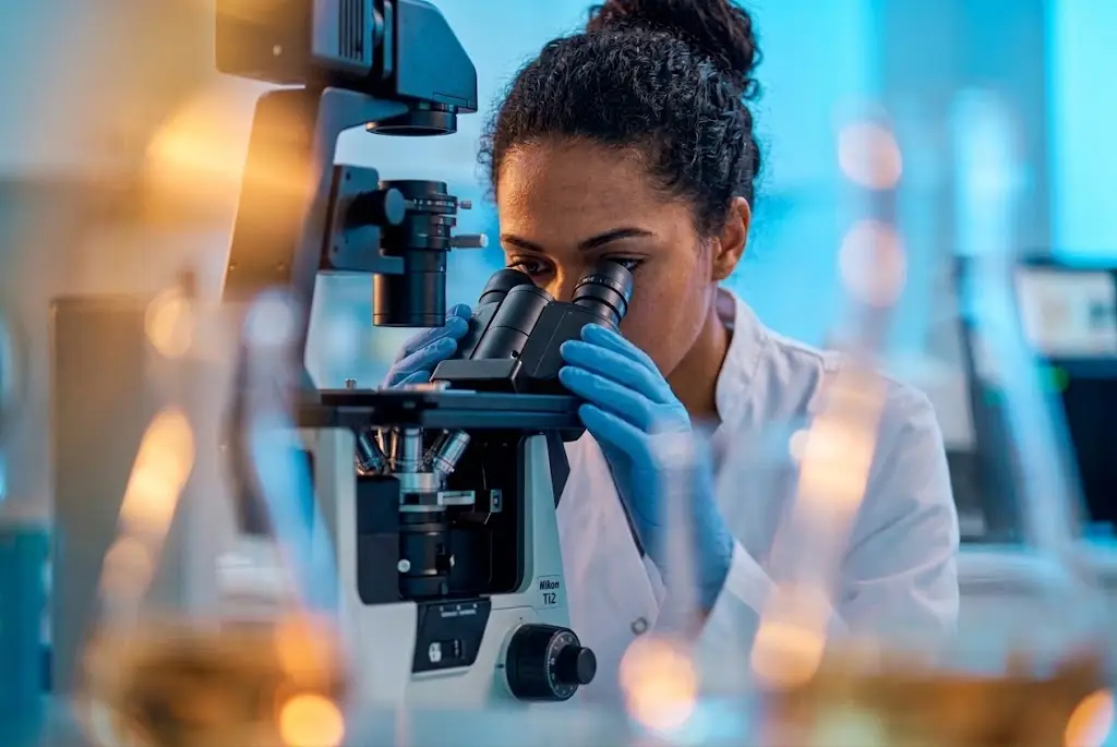 Cientista visualizando microscópio